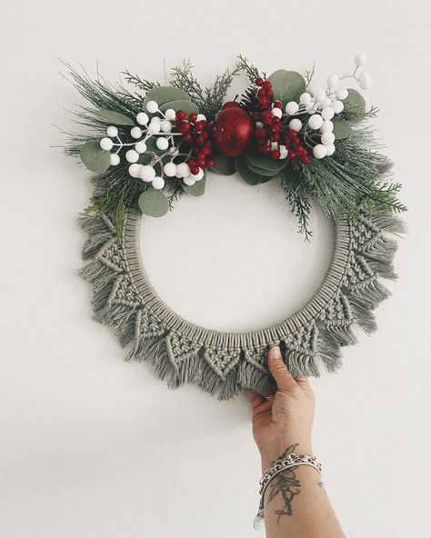 CHRISTMAS CRAFT INSPIRATION! 🎄 Macrame by @bleubellmacrame. A Beautiful, festive, textiles wreath. Splendid!! Read our blog for more ideas. Holiday Macrame, Crochet Wreaths, Tutorial Macramé, Crochet Wreath, Macrame Wall Hanging Patterns, Crochet Wall Hangings, Blue Bell, Xmas Wreaths, Macrame Patterns Tutorials