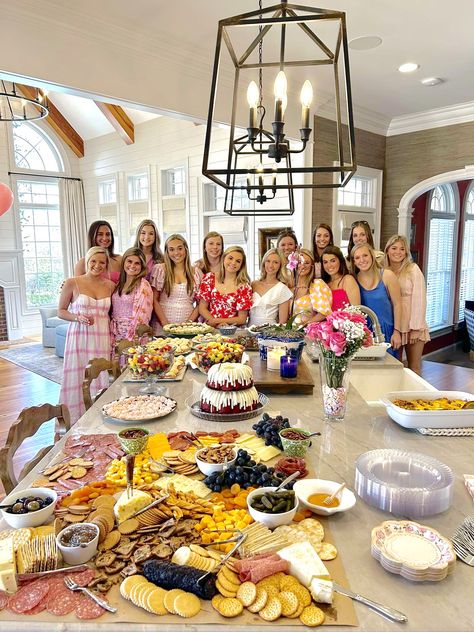 Galentine Brunch, Graduation Brunch, Brunch Table Setting, Valentines Brunch, Girly Preppy, 17th Birthday Ideas, Brunch Decor, Preppy Spring, Breakfast Party