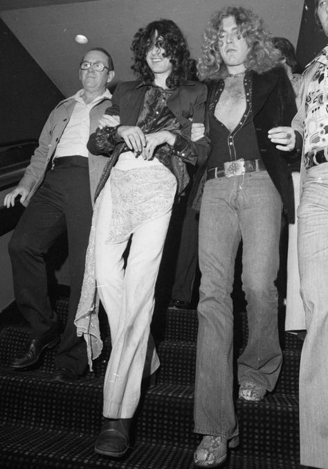 Photos of Celebrities Partying in the 1970s - Studio 54 Celebrity Photos Robert Plant 70s Style, Robert Plant Groupie, Jimmy Page And Robert Plant 70s, Robert Plant Fashion, Robert Plant Jimmy Page, Led Zeppelin Groupies, Robert Plant Outfit, Led Zeppelin Fashion, Jimmy Page 70s