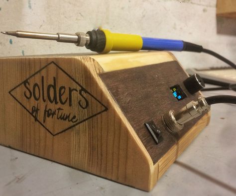 Electronics Bench, Soldering Projects, Wake Ideas, Soldering Station, Student Christmas Gifts, Building Information Modeling, Soldering Tools, Diy Electronics, Electronics Projects