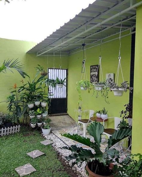 14 Inspirasi Menata Tanaman Pot Gantung di Teras Depan Rumah yang Rapi dan Indah 6 Small Backyard Garden Design, Terrace Decor, Hanging Plants Indoor, Small Backyard Gardens, House Plants Decor, Small Yard, Backyard Garden Design, Interior Garden, Green House