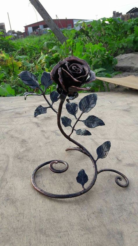 Metal Flower Art, Diy Welding Projects, Cool Welding Projects, Metal Roses, Blacksmith Projects, Metal Artwork Wall, Welding Art Projects, Diy Welding, Garden Art Projects