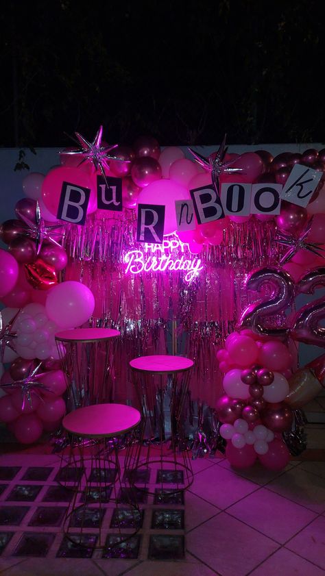 Mean Girls Sweet 16 Party, Mean Girl Party Theme, 2000s Decorations, Festa All Pink, 2000s Birthday Party Theme, Y2k Birthday Party, Pink Birthday Theme, 00s Party, 90s Party Decorations