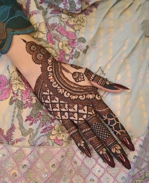 Mehendi Designs Kashees, Kashees Mehndi Designs, Mehendi Pics, Mehndi Design Stylish, Back Hand Henna Design, Kashees Mehndi, Bridal Henna Design, Mehendi Ideas, Kashee's Mehndi Designs