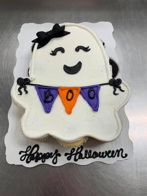 Ghost Cupcakes Cake, Fall Cakes Decorating, Halloween Cupcake Cake, Cute Halloween Cakes, Halloween Cakes Easy, Pull Apart Cupcake, Postres Halloween, Ghost Cake, Pull Apart Cupcake Cake