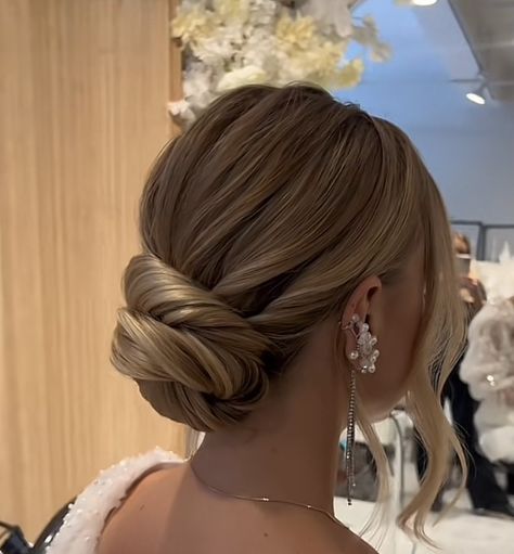 Modern Low Bun Wedding, Updo For Ball, Bride Low Updo, Wedding Bun Sleek, Elegant Hair Buns Classy, French Twist Updo With Veil, Classy Wedding Hair Updo, Bride Low Bun Hairstyles With Veil, Bridal Slick Bun