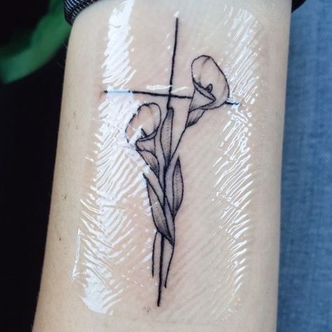 Calla lily cross tattoo #tattooideas #tattoos #crosstattoo Canna Lily Tattoo Design, Rose And Calla Lily Tattoo, Cali Lily Tattoo, Callililly Tattoo Calla Lilies, Calls Lily Tattoo, Cross With Lilies Tattoo, Calla Lily Tattoo Simple, Calla Flower Tattoo, Cala Lily Tattoos