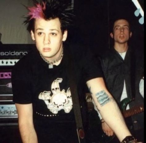 Pop Punk Aesthetic Outfit, Punk Street Fashion, Punk Aesthetic Outfit, Pop Punk Outfits, Punk Fashion Men, Pop Punk Aesthetic, Punk Guys, Goth Industrial, Benji Madden