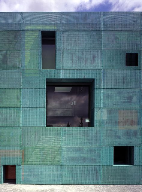 Gallery - Flashback: Sarphatistraat Offices / Steven Holl Architects - 4 Copper Architecture, Copper House, Building Skin, Perforated Steel, Metal Facade, Architectural Materials, Facade Material, Steven Holl, Lake Cabins