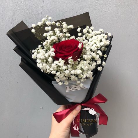 Small Rose Bouquet Aesthetic, Simple Rose Bouquet Gift, Small Bouquet For Men, Small Rose Bouquet Gift, Small Flower Bouquet Ideas, Flowers For Men Boyfriends, Flower For Boyfriend, Single Red Rose Bouquet, How To Make A Bouquet Of Flowers