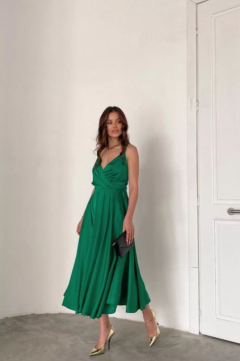 Green Dress For Wedding Guest, Backless Dress Wedding, Green Satin Midi Dress, Silk Backless Dress, Bridesmaid Dress Summer, Wedding Guest Dress Inspiration, Beach Boho Dress, Wedding Guest Dress Midi, Brown Bridesmaid Dresses