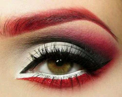 Red White and Black eyeshadow eye makeup Queen Of Hearts Nails, Harley Quinn Make-up, Maquillage Pin Up, Carnaval Make-up, Midsummers Night, Queen Of Hearts Makeup, Competition Makeup, Fantasy Make-up, Harley Quinn Makeup