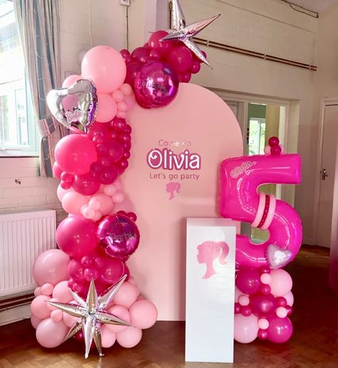 #barbie #ballloons #barbieparty #pinkparty Barbie Pink Balloon Garland, Barbie Balloon Arch, Barbie Balloon Garland, Barbie Balloons, Barbie Bday, Balloon Displays, Balloon Display, Pink Party, Pink Balloons