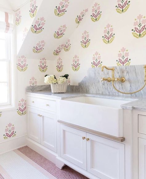 Pink Wallpaper Bathroom, Fun Laundry Room, Tiny Laundry Rooms, Baby Bathroom, Hamptons House, Chic Bathrooms, House Beautiful, Not Afraid, Retro Home