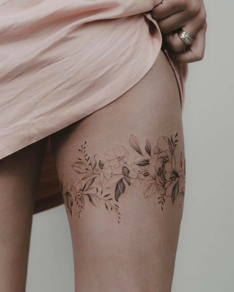 Floral Leg Band Tattoo, Floral Garter Tattoo, Inner Leg Tattoo, Tattoo Bein Frau, Upper Leg Tattoos, Upper Thigh Tattoos, Thumb Tattoos, Rose Tattoo Thigh, Floral Thigh Tattoos