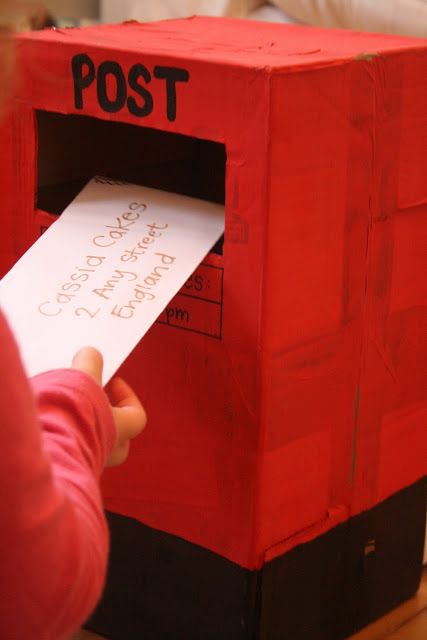 Post office pretend play- great for early literacy development! Post Box Diy, Post Box Craft, Pretend Play Post Office, Art Ks2, Post Office Play, Doctor Role Play, Community Helpers Theme, Community Helpers Preschool, Role Play Areas