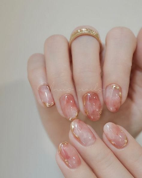 💅 Korean Inspired Nails Short, Gold Edge Nails, White Gold And Pink Nails, Simple Ethereal Nails, Short Magnetic Nails, Peach Cat Eye Nails, Gold Nails For Wedding, Nail Art Eyes Design, Gel Cat Eye Nails