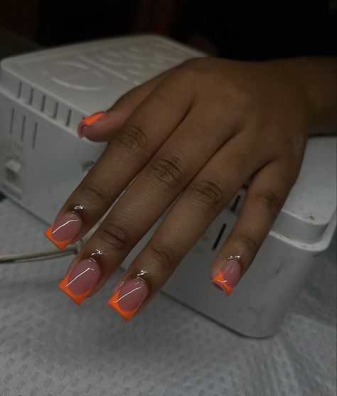 Short Acrylics For Work, Orange Nails Acrylic Short Square, Shorties Acrylic Nails Summer, Short French Tip Acrylic Nails Orange, Cute Summer Nails Black Women, Nails French Tip With Design Short, Shorties Nails Orange, Short Square Colored French Tip, Short Acrylic Nails Back To School