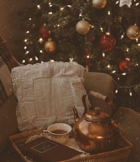 Winter Cottage Core Aesthetic, Christmas Aesthetic Cottagecore, Light Academia Christmas Aesthetic, Winter Cottagecore Wallpaper, Cottage Core Christmas Aesthetic, Cottagecore Winter Aesthetic, Winter Cottagecore Aesthetic, Cottagecore Christmas Aesthetic, Victorian Christmas Aesthetic