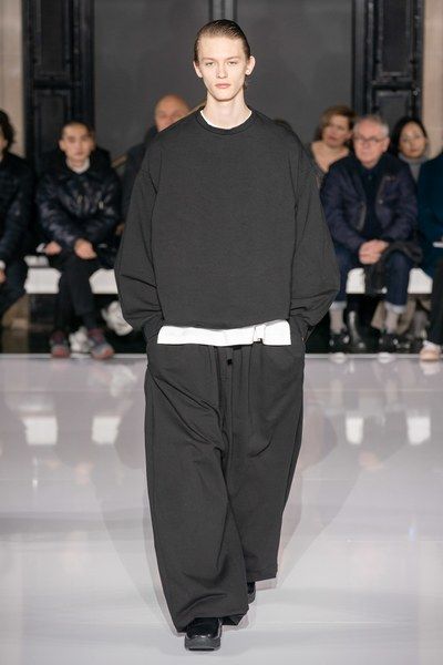 White Tracksuit, Mens Fashion Week, Menswear Fashion Show, Fashion Project, Menswear Fashion, Textiles Fashion, Fashion Images, Lifestyle Clothing, Menswear Collection