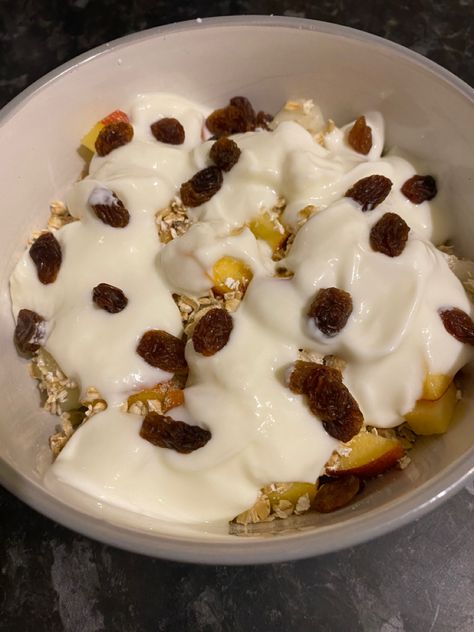 Fresh fruit, 20g oats, fat free yogurt, 12g raisins 2 syns and 1/2 heb Vanilla Yogurt, Overnight Oats, Fat Free, Raisin, Fresh Fruit, Oats, Yogurt, Vanilla, Fruit