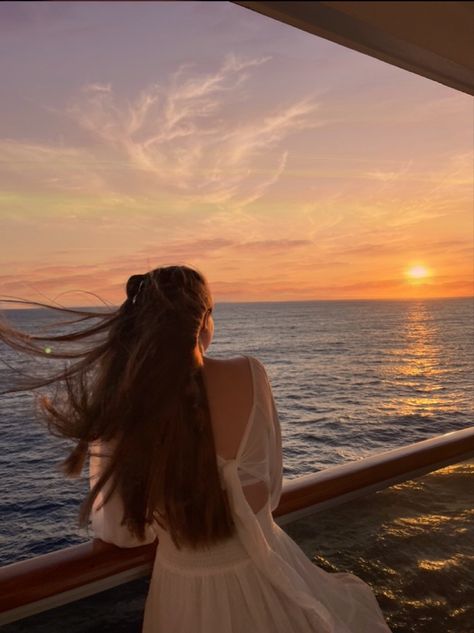 Cute Cruise Ship Outfits, Couple Pose On Cruise, Cruises Pictures Ideas, Sunset Cruise Aesthetic, Photo Ideas On Cruise, Pics On Cruise, Ship Photo Ideas, Boat Cruise Aesthetic, Photos On Vacation