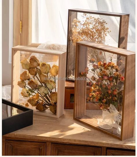 Flower Photo Frame, Dried Flowers Crafts, Picture Frame Table, Dried Flowers Diy, Flower Picture Frames, Diy Photo Frames, Diy Display, Flower Shadow Box, Hanging Picture Frames