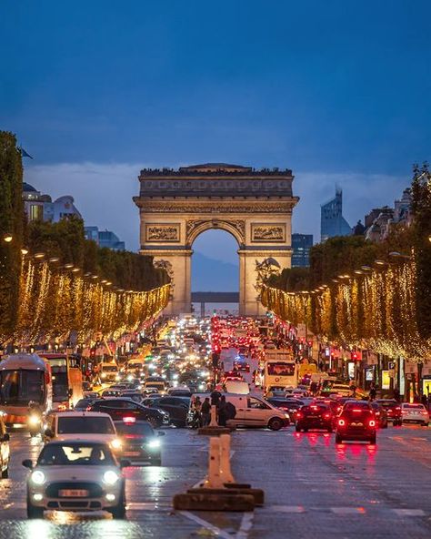 Frédéric on Instagram: "Première heure bleue hier soir sur l'avenue des Champs-Elysées et ses nouvelles décorations de Noël 🤗 Il est évident qu'il sera difficile de l'avoir sans circulation automobile 😅 Presque décu de ne pas avoir eu de polémique sur mon post de dimanche 😛😛⭐️⭐️⭐️⭐️⭐️⭐️ Comme quoi on a les abonnés apaisés que l'on mérite 🤗😘 @nikonfr Z6 70-200 f2.8 Z 200mm 1/80s iso 200 👋👋 Et les voitures qui te frôlent (les 30km/h sur les Champs j'étais preneur perso😅) Belle soirée 🤗🤗 Champs Elysees Christmas, Les Champs Elysees, Avenue Des Champs-élysées, Paris Mood, Champs Élysées, France Trip, Paris Vibes, Chasing Sunsets, Paris Photography