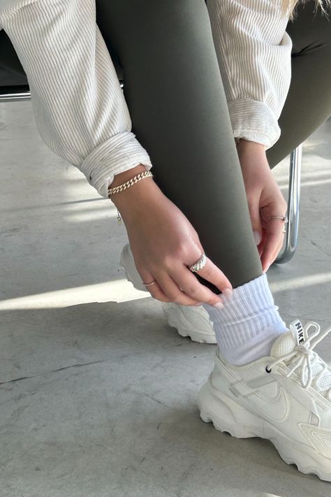 2024 Sock Trend, Tube Socks And Sneakers Outfit, Ankle Socks With Sneakers, White Sneakers With Socks, White Crew Socks Outfit, Socks With Tennis Shoes, High Socks With Sneakers, How To Wear Socks With Sneakers, Nike Crew Socks Outfit