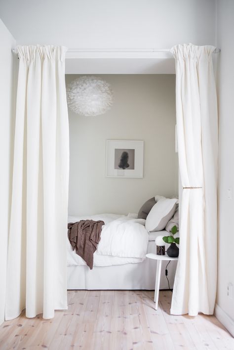 A breezy white bedroom hidden behind a curtain in a 58 sq. m apartment in Göteborg, Sweden. Great idea for creating a separate sleeping space in a one-room apartment or an extra bedroom anywhere in the house. Hidden Bedroom, Small Apartment Bedrooms, Deco Studio, Extra Bedroom, Tiny Apartments, Apartment Bedroom Decor, Bilik Tidur, Bedroom Décor, Tiny Bedroom