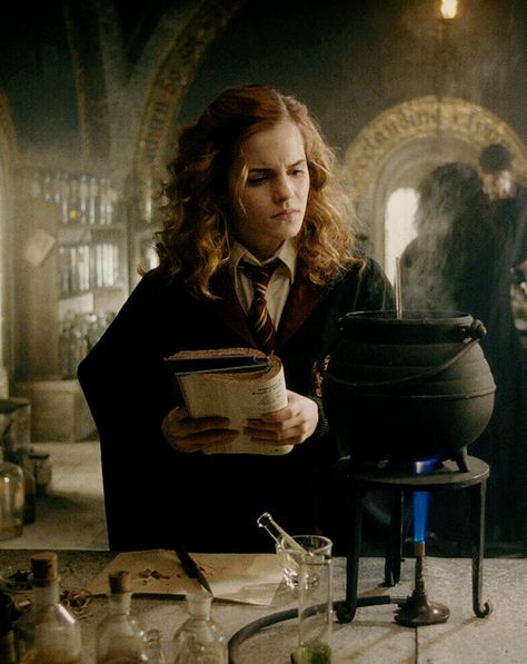 Hermione with her cauldron in Potions Class... I need to figure out how to build my own cauldron Film Harry Potter, Harry Potter Wall, Harry Potter Quidditch, Harry Potter Hermione Granger, Harry Potter Images, Images Harry Potter, Lord Voldemort, Harry Potter Hermione, Harry James Potter