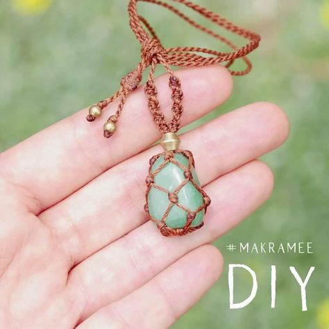 BRACELETS DIY BEADS #BeadedBracelets Diy Boho Jewelry, Diy Necklace Display, Simpul Makrame, Macrame Jewelry Tutorial, Macrame Colar, Braided Bracelet Diy, Bracelets Handmade Diy, Bracelet Craft Diy, Diy Bracelets Easy