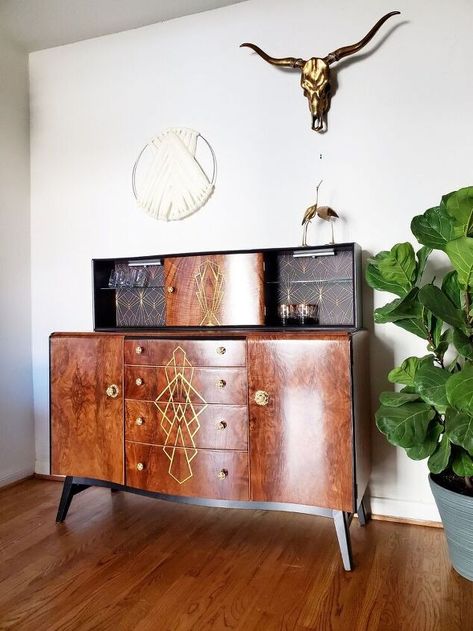 I purchased this buffet on my local Facebook marketplace in hopes to give it a new life and flip it. Painting Couch, Art Deco Wall Paper, Chicken Wire Cabinets, Veneer Doors, Modern House Numbers Sign, Vintage Hutch, Antique Hutch, Buffet Makeover, Upcycling Furniture