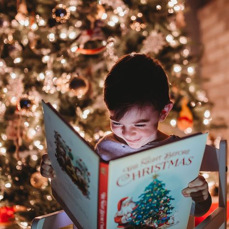 18 Creative Photos Using Twinkle Lights | Click Love Grow Christmas Photoshoot Props, Christmas Pajama Pictures, Sibling Christmas Pictures, Christmas Pictures With Lights, Christmas Photography Family, Christmas Picture Ideas, Sister Ideas, Christmas Tree Pictures, Complete Family