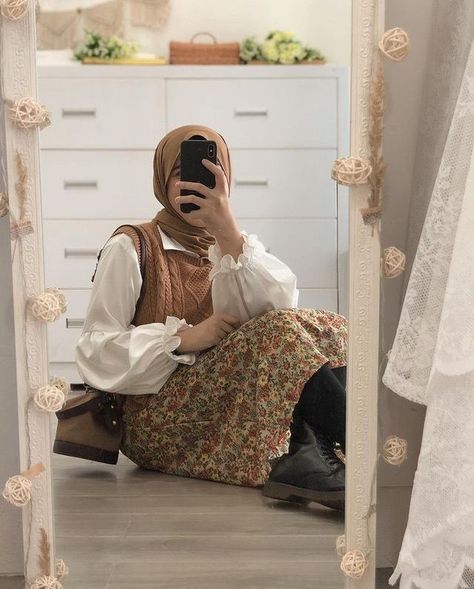 Hijab Vintage Style Outfit, Cottagecore Hijab Outfit, Vintage Outfits Hijab Year Book, Ootd Vintage 90s Hijab, Hijab Vintage Outfit, Fairytale Outfits Casual, Vintage Outfit Hijab, Brown Outfit Hijab, Vintage Hijab Outfit