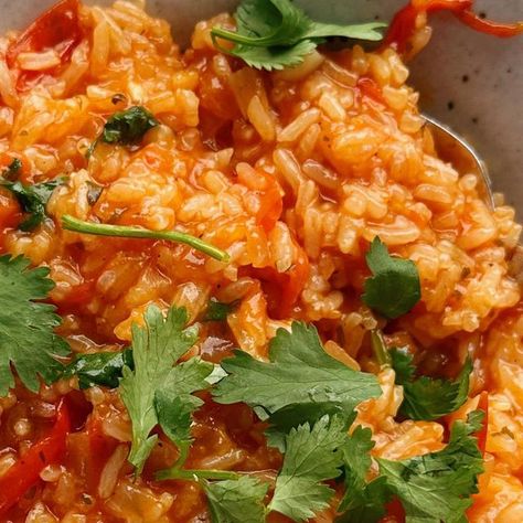 Liz Miu 苗可玉 🍐 on Instagram: "Portuguese Tomato Rice (Arroz de Tomate) 🍅 Inspired by recent travels to cook some Portuguese goodness this week! Missing the sun and the warmth 🥲 I adore tomato rice and when I found out Portugal had a version I had to try it and wow. So comforting, garlicky, satisfying and flavourful. It’s saucy and kinda like a tomato-ey porridge - I love it. 2 tbsp olive oil 4 cloves garlic 1 onion 450g ripe cherry tomatoes, chopped 1 tbsp tomato paste Salt and pepper, to taste 1/2 tsp smoked paprika 1 1/4 cup white rice 3 cups veggie stock 1/2 cup white wine 2 bay leaves 1 tbsp butter Coriander, for garnishing full recipe on Whisk #ArrozdeTomate #TomatoRice #PortugueseFood #plantbased #plantbasedrecipes #easyrecipes" Tomato Rice, Veggie Stock, Bay Leaves, Portuguese Recipes, White Rice, Dinner Menu, Tomato Paste, Smoked Paprika, Cherry Tomatoes