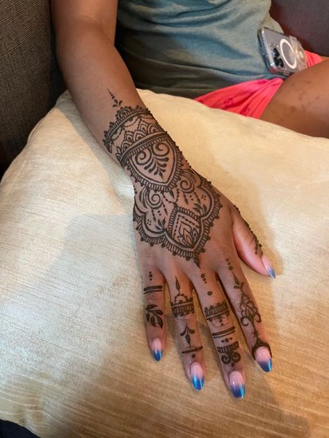 Real Henna Tattoo Ink Tat, Hindu Hand Tattoos For Women, Pretty Hand Henna, Henna Designs Brown Skin, Henna Tattoo Black Women, Hand Tattoos For Women Henna, Henna Shoulder Tattoo, Henna Designs On Thigh, Henna Wrist Tattoo