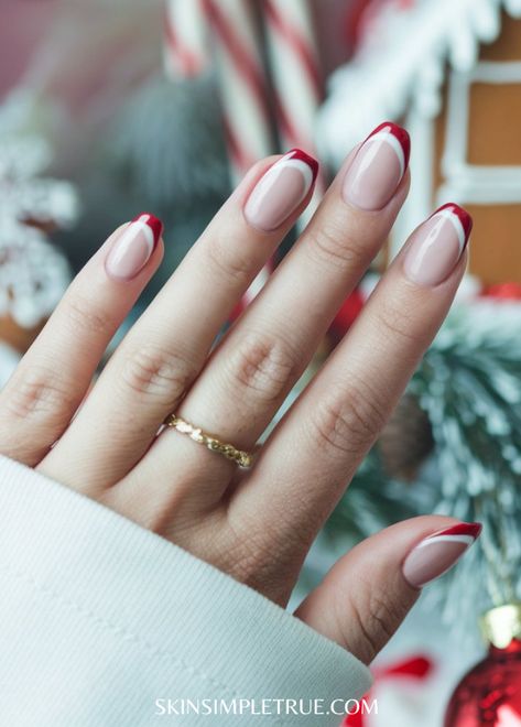 short christmas nails Christmas Nails No Design, Nails For Christmas Simple, Christmas Nails With Green, Acrylic Nail Ideas Christmas, Non Acrylic Nail Ideas, Nail Christmas Ideas, Casual Christmas Nails, Gel Nails For Christmas, Holiday Short Nails