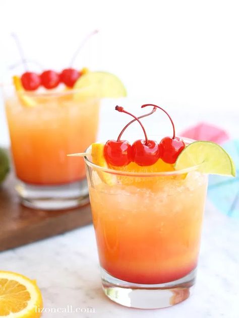 Virgin Cocktail Recipes, Popular Drink Recipes, Easy Party Punch, Mocktail Party, Luau Party Food, Easy Mocktails, Alcoholic Punch Recipes, Easy Mocktail Recipes, Party Punch Recipes