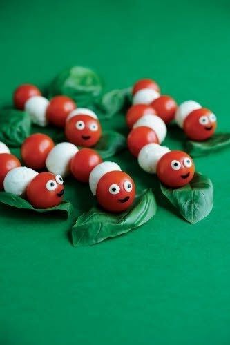 Caterpillar caprese salad with mozzarella balls and cherry tomatoes. :) Childrens Party Food, Healthy Party Food, Childrens Meals, Food Gallery, Kids Party Food, Snacks Für Party, Fun Kids Food, Food Crafts, Fruit And Veg