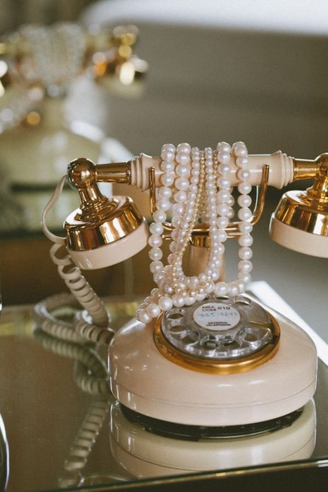 Telephone Vintage, Old Hollywood Glam, Vintage Phones, Gold Aesthetic, Vintage Telephone, Vintage Diy, Hollywood Glam, Retro Home Decor, Retro Home