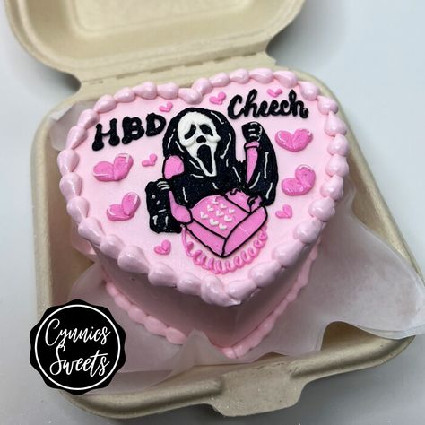 Ghostface Cake Aesthetic, Birthday Cake Ideas Halloween, Scream Halloween Cake, Scary Movie Birthday Cake, Scream Bday Cake, Scream Cake Movie, Horror Theme Birthday Cake, Scream Birthday Cake Girl, Funny Lunchbox Cake