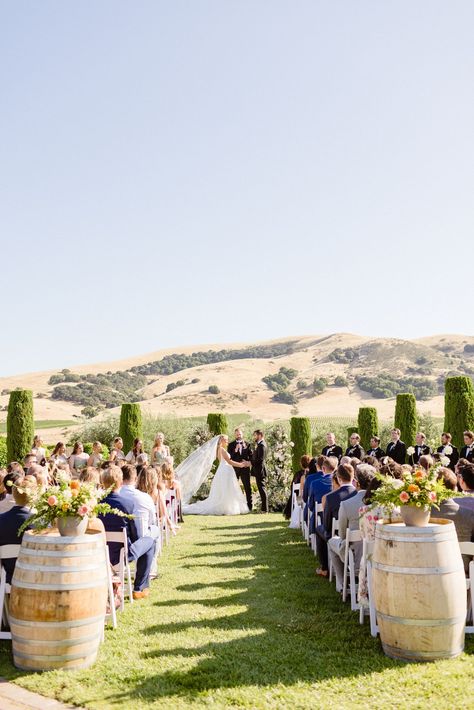 A winery wedding is the perfect mix of stunning views and relaxing ambiance. PartySlate has compiled our top 9 reasons why you should have a winery wedding. Keep reading to begin planning, and daydreaming about, your vineyard-set nuptials. Winery Wedding Alter, French Winery Wedding, Napa Winery Wedding, Vineyard Wedding Dress The Bride, Fall Wedding Winery, Vineyard Wedding Flowers, Winery Wedding Inspiration, French Vineyard Wedding, Wedding Winery Vineyard