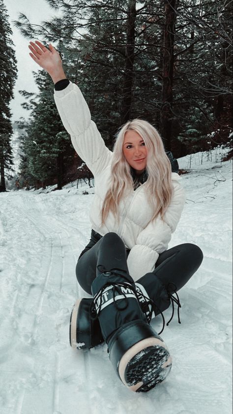 Moon Boots Outfit Moon Boots Outfit Winter, Declutter Wardrobe, Moon Boots Black, Moon Boots Outfit, Winter Vacation Outfits, Winter Boots Outfits, Tracksuit Outfit, Moon Boot, Winter Vibes