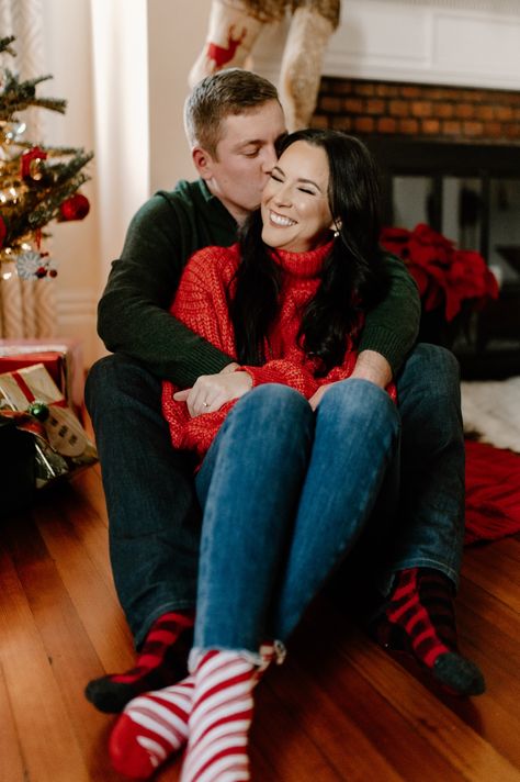 Christmas Card Photo Couple, Couple Christmas Photoshoot, Christmas Photography Couples, Couple Photo Shoot Ideas, Christmas Engagement Photos, Christmas Photoshoot Ideas, Couple Photography Winter, Christmas Couple Photos, Christmas Couple Pictures