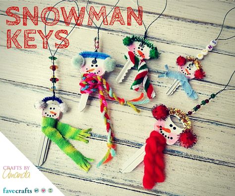 These adorable Snowman Keys from @amandaformaro are perfect for handing from packages, Christmas trees, or even wearing as a necklace! Old Key Crafts, Crafts Snowman, Diy Schneemann, Key Crafts, Wooden Snowmen, Tree Snowman, Christmas Craft Projects, Primitive Snowmen, Old Keys