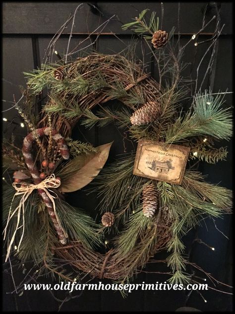 #RS33 Primitive Winter Holiday Candy Cane Grapevine Wreath (Made In USA) Primitive Christmas, Natal, Deco Noel Nature, Country Colonial, Primitive Country Christmas, Colonial Home Decor, Primitive Christmas Decorating, Primitive Wreath, Holiday Wreaths Diy