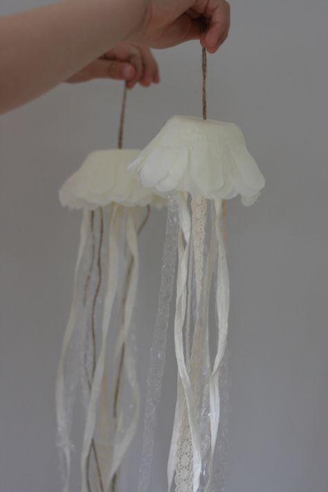 Crepe paper jellyfish craft decoration Crepe Paper Jellyfish, 3d Jellyfish Craft, Paper Jellyfish Craft, Jellyfish Paper Craft, Cardboard Jellyfish, Jellyfish Project, Diy Jellyfish Decoration, Jellyfish Mobile, Jellyfish Crafts