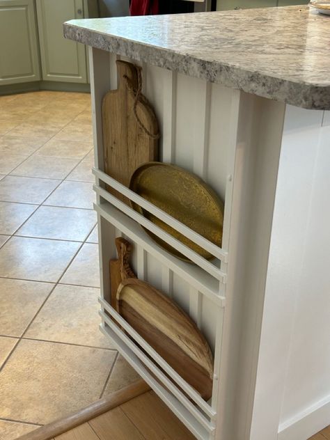 End Of Cabinets Ideas, Chopping Board Storage Ideas, Kitchen Storage Shelf Ideas, Dish Display Rack, End Cabinet Shelves, Kitchen Cabinet End Ideas, Farmhouse Kitchen Organization Ideas, End Of Island Ideas, Kitchen Shelf Storage Ideas