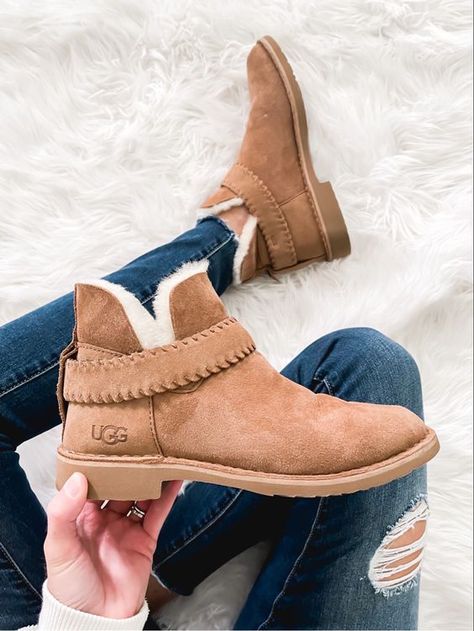 Ugg Mckay, Ugg Booties, Winter Shoes For Women, Crazy Shoes, Shoe Obsession, Winter Shoes, Model Photos, Short Boots, Casual Fall